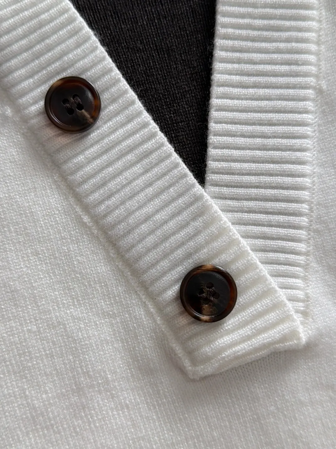 Next day shipping LP 2041 Autumn and Winter latest sweaters from the official website, on sale at the counter at the same time Hot Sale! Specially made of wool blended fabric. It feels comfortable and can be directly in contact with the skin. The logo badge is exquisitely embroidered, which is extremely eye-catching! The details highlight the fashionable charm of big brands. Exquisite workmanship. Three-dimensional cutting style. The wearing effect is invincible and handsome! All three standards are complete! Sizes:M-3XL